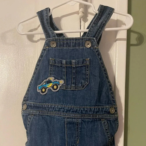 3/$12 kids jean overalls gently used in great condition. Bundle 3 or more $7🎉 - Picture 2 of 10